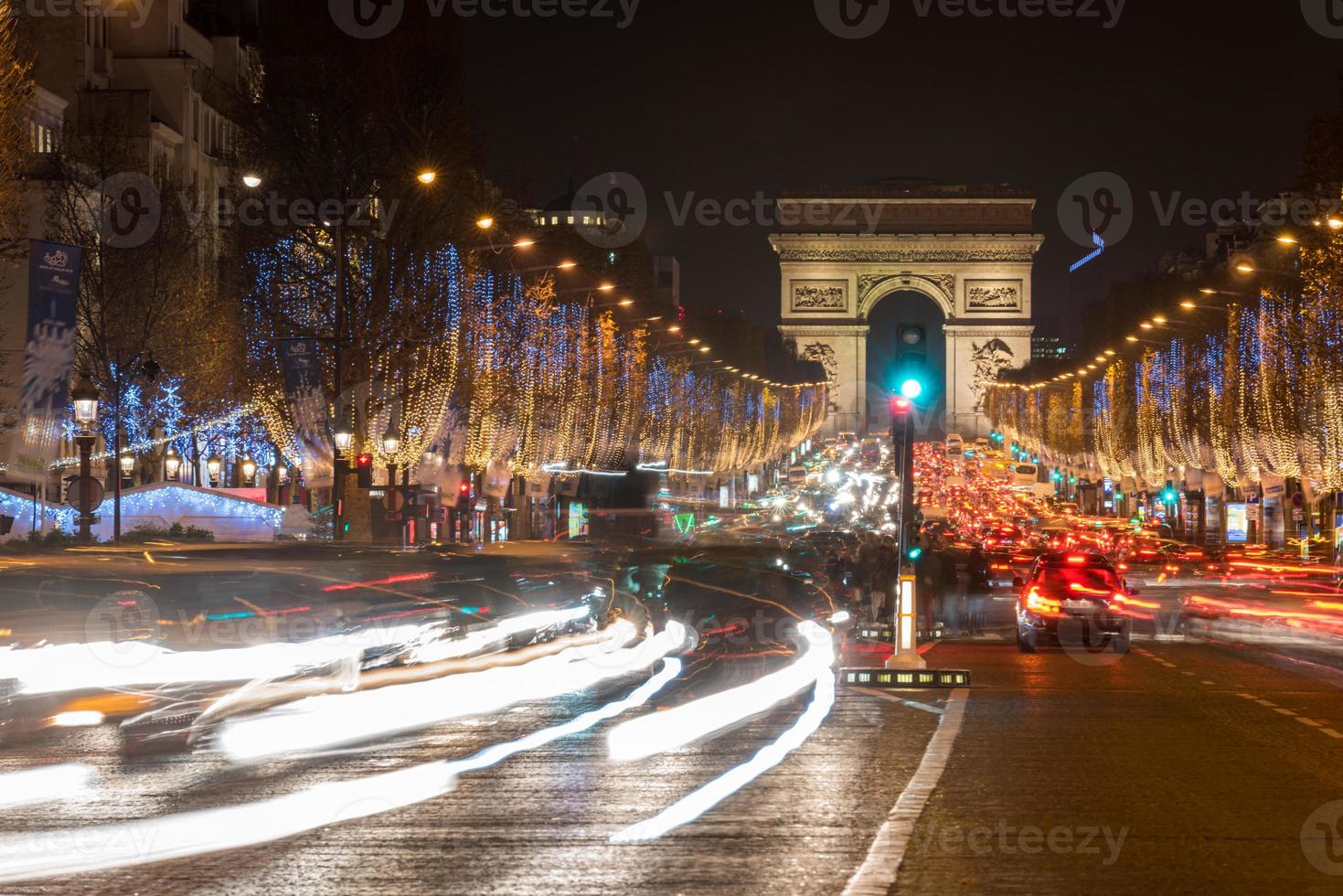 traffico intenso agli Champs Elysées di fronte all'Arco di Trionfo foto