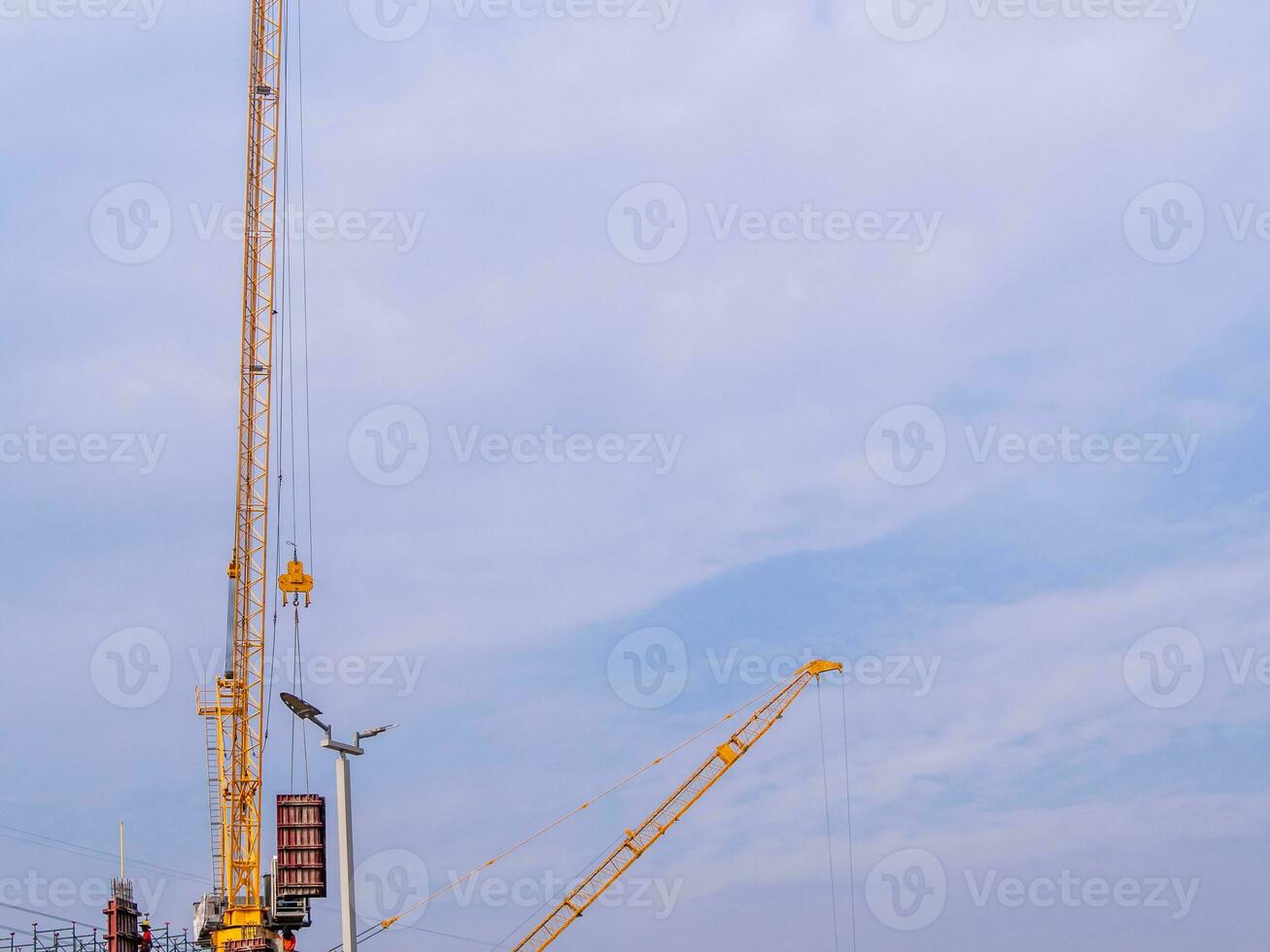 il Torre gru Lavorando nel costruzione luogo foto