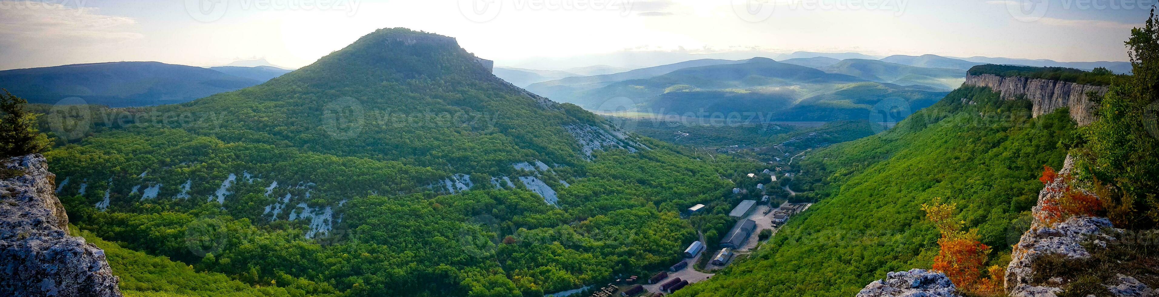 Visualizza di il tepe-kermen montagne. bakhchisarai regione. Crimea. panorama foto