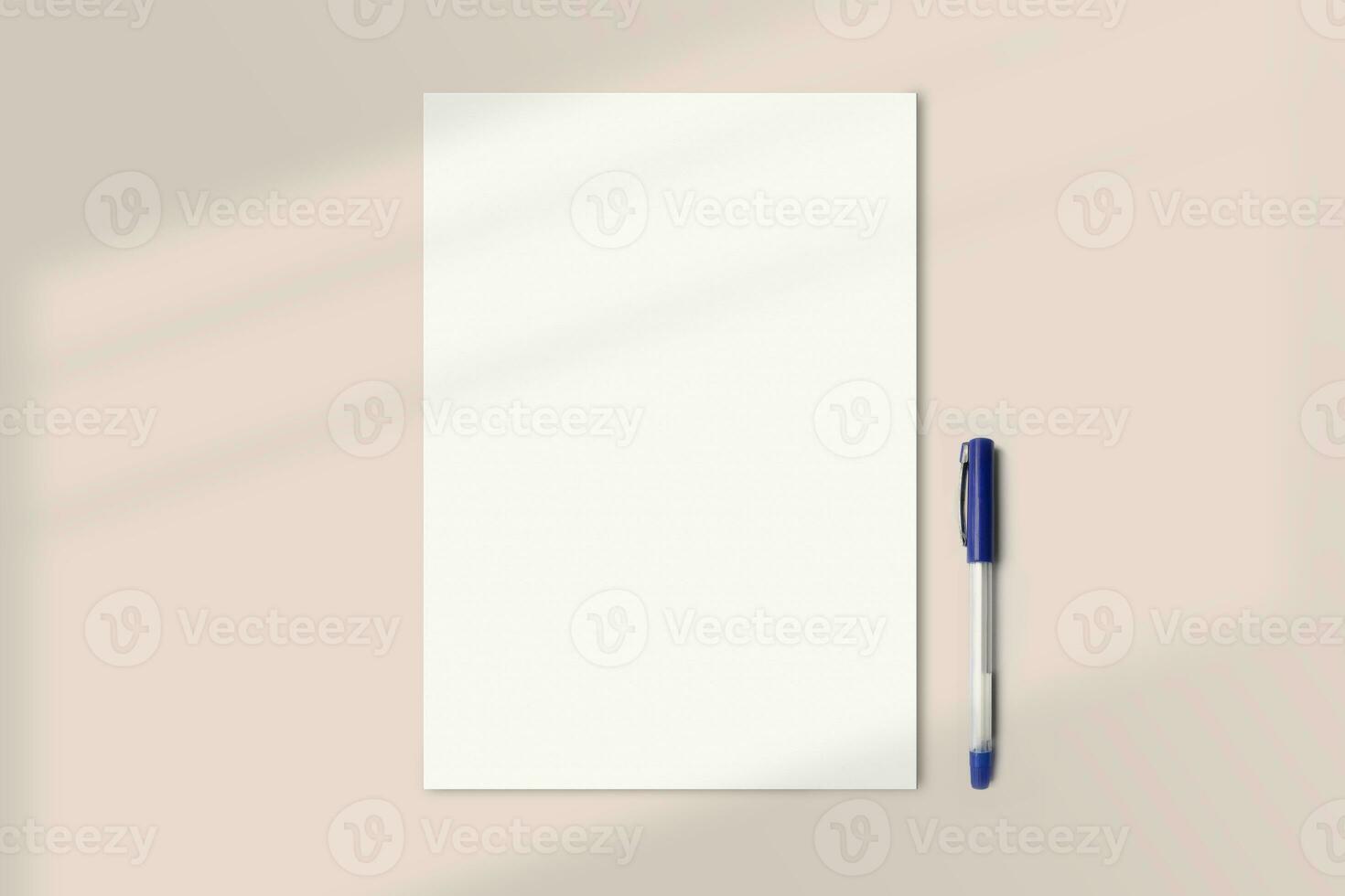 realistico a4 carta flatlay modello con un' penna. ritratto carta a4 internazionale carta dimensione modello superiore Visualizza. semplice, pulire, moderno, minimo carta foglio finto su piatto posare concetto foto