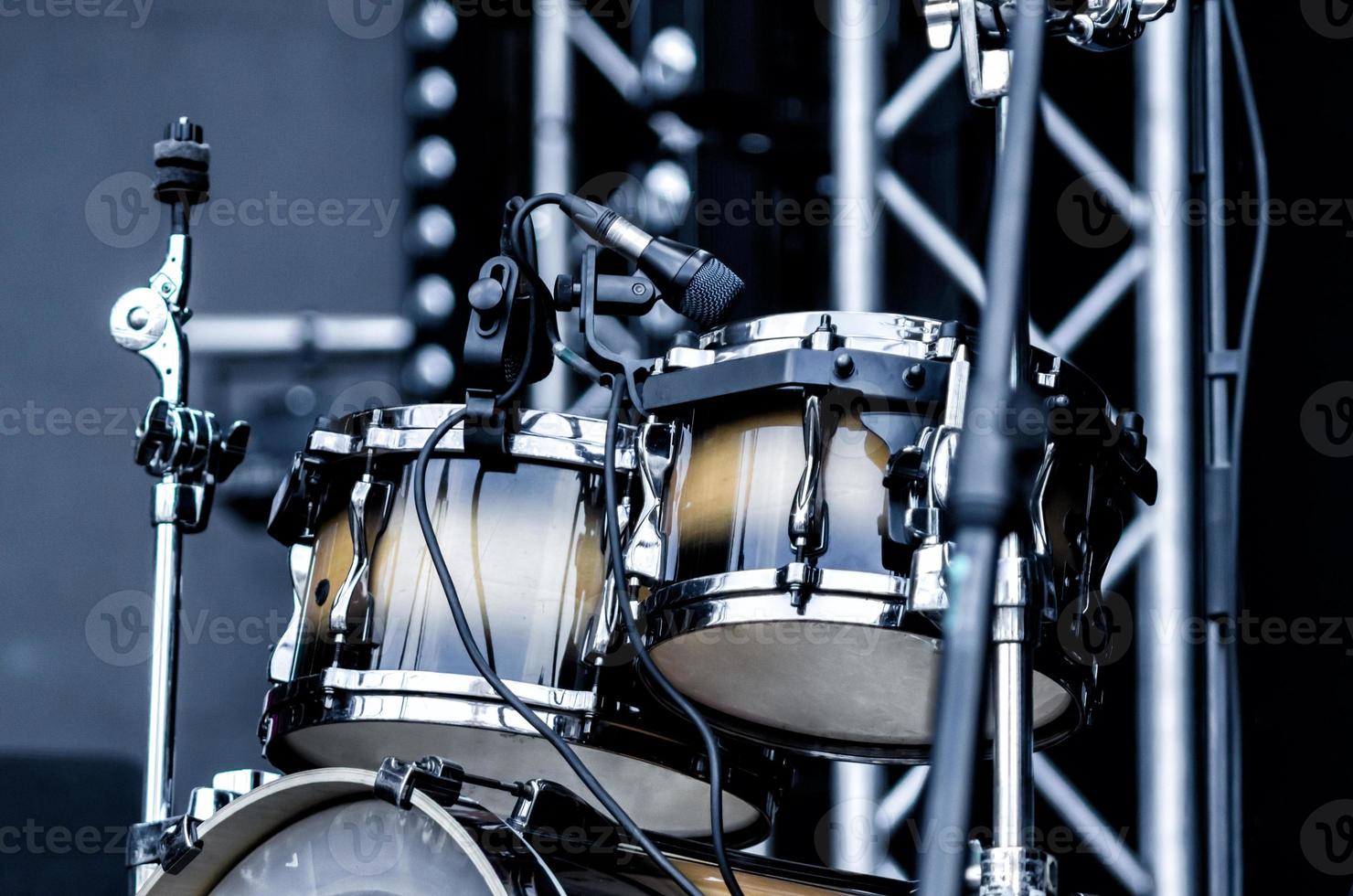 tamburo con microfono sul palco, da vicino foto