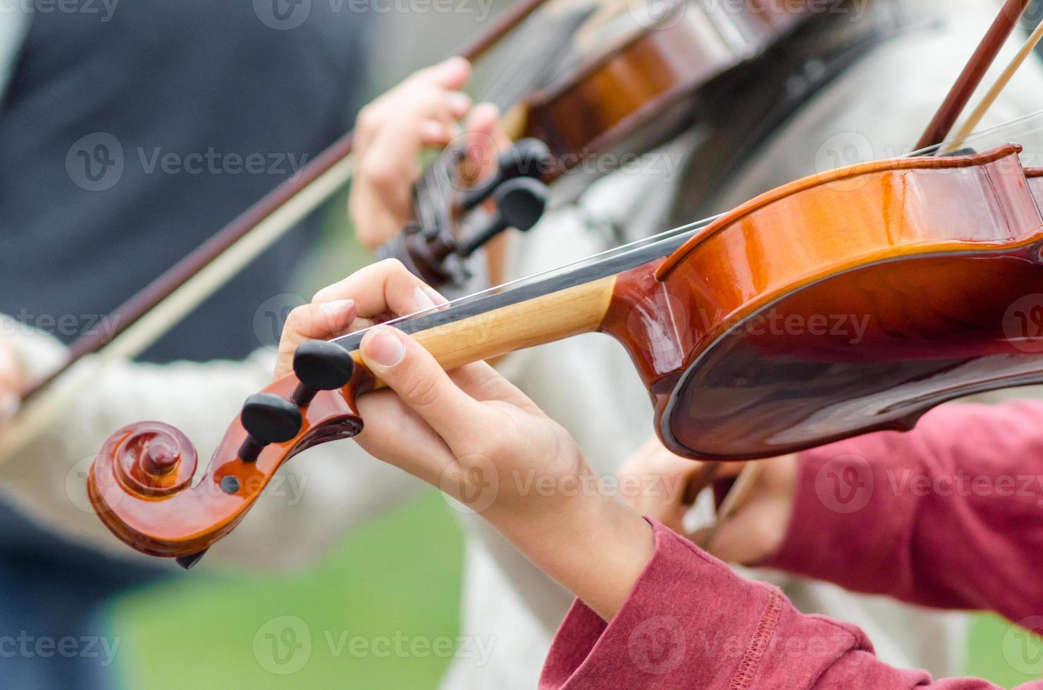 mani di una ragazza musicista di strada con violino foto