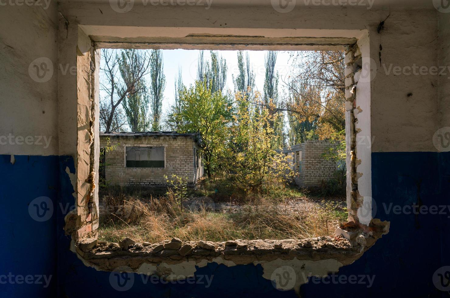 vista dalla finestra di una casa abbandonata abbandonata in ucraina foto