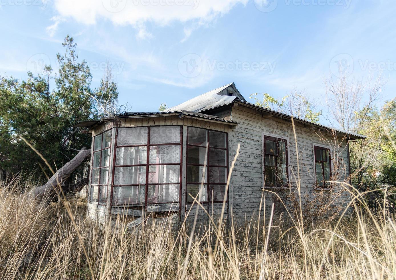 vecchia casa di villaggio abbandonato in ucraina foto