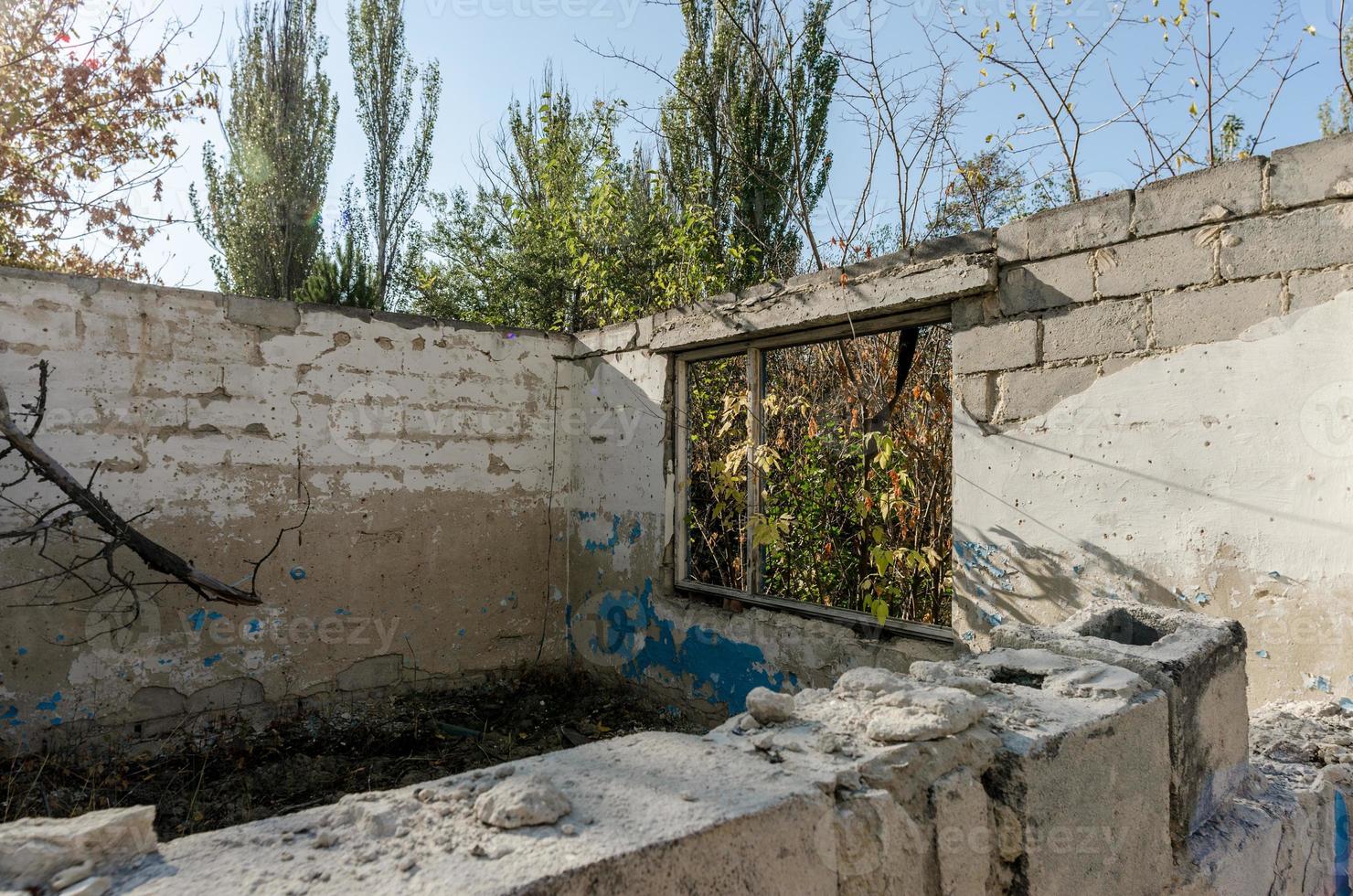 rovine di una vecchia casa di villaggio abbandonato in ucraina foto