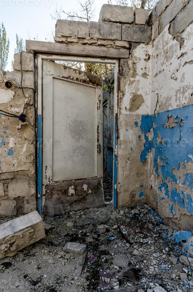 rovine di una vecchia casa di villaggio abbandonato in ucraina foto