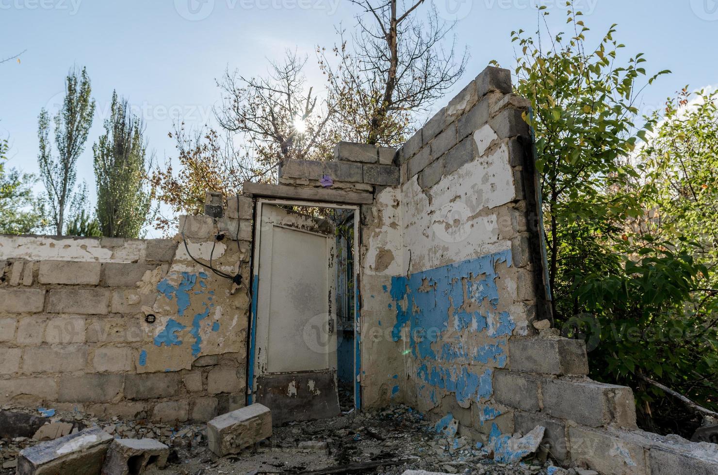 rovine di una vecchia casa di villaggio abbandonato in ucraina foto