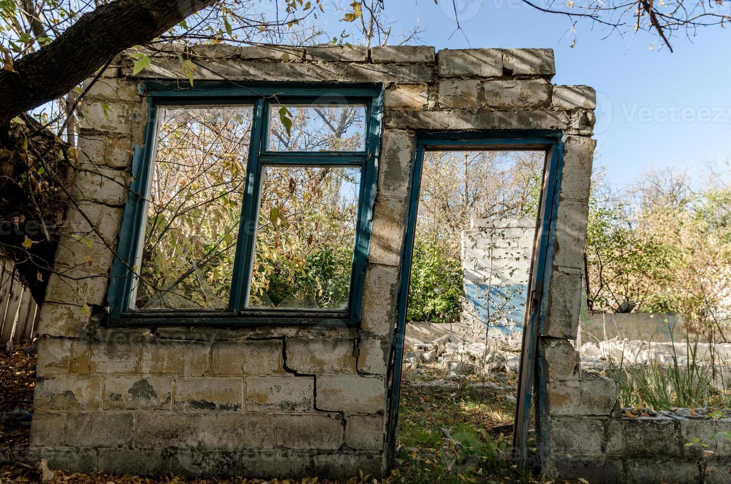 rovine di una vecchia casa di villaggio abbandonato in ucraina foto