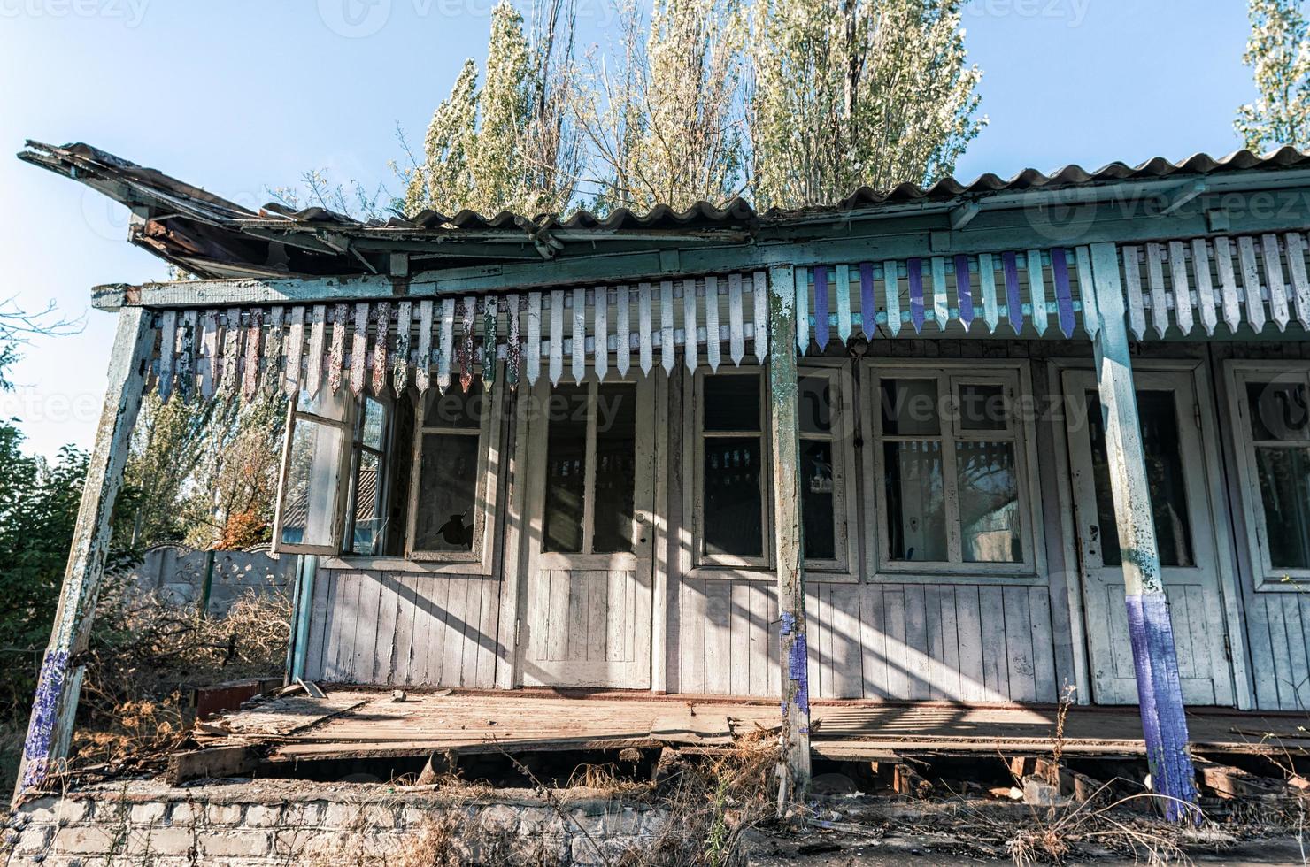 vecchia casa di villaggio in legno abbandonata in ucraina foto