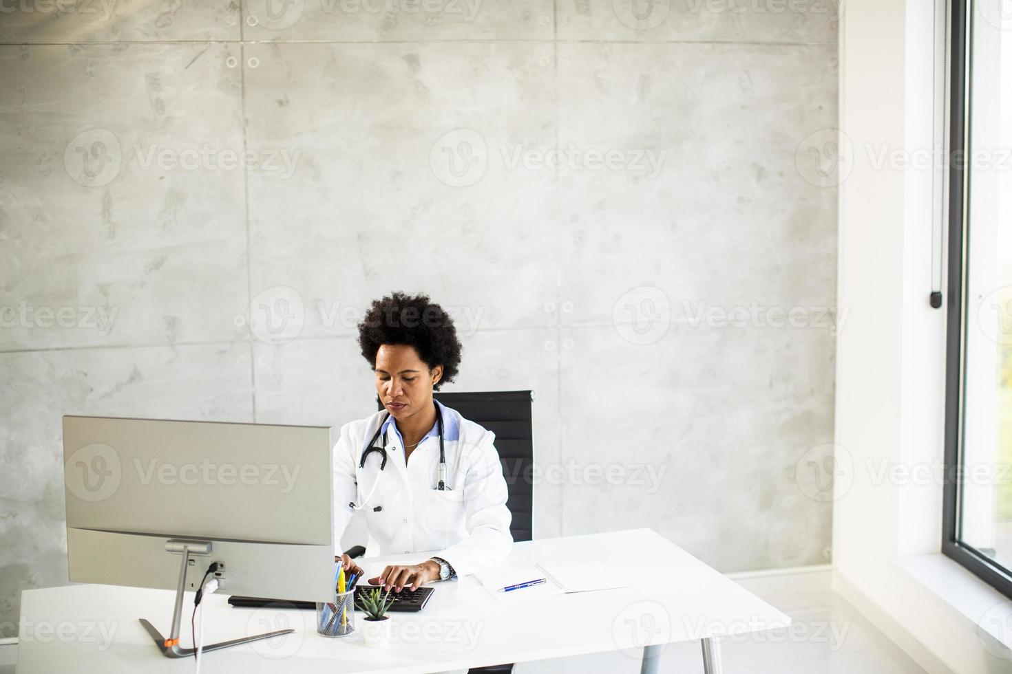 medico che lavora su un computer foto