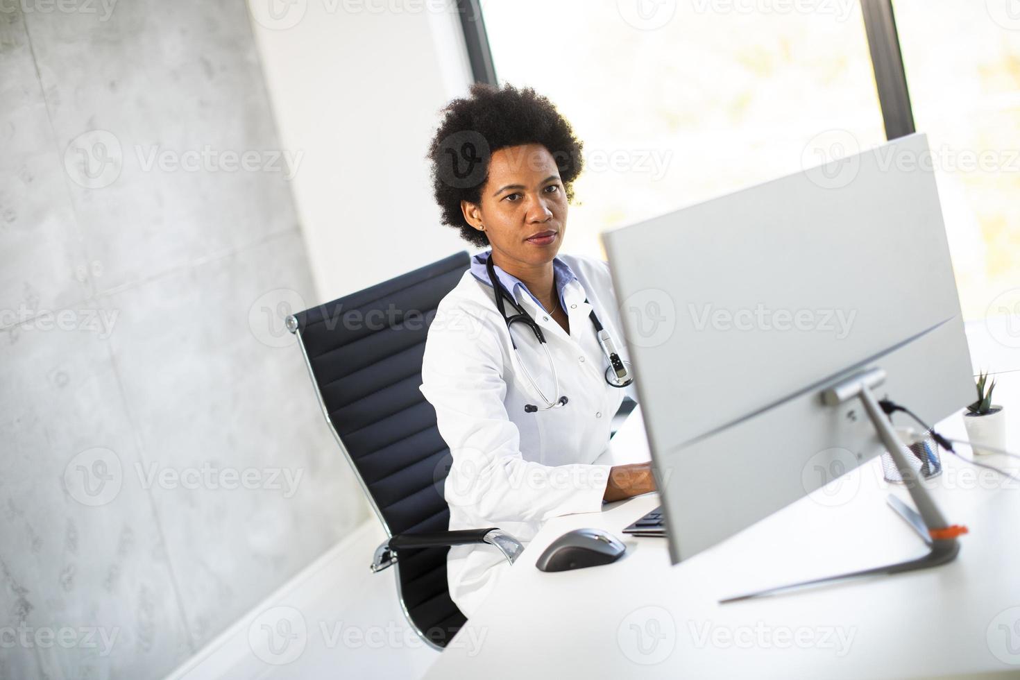 medico che lavora su un computer in un ufficio moderno foto
