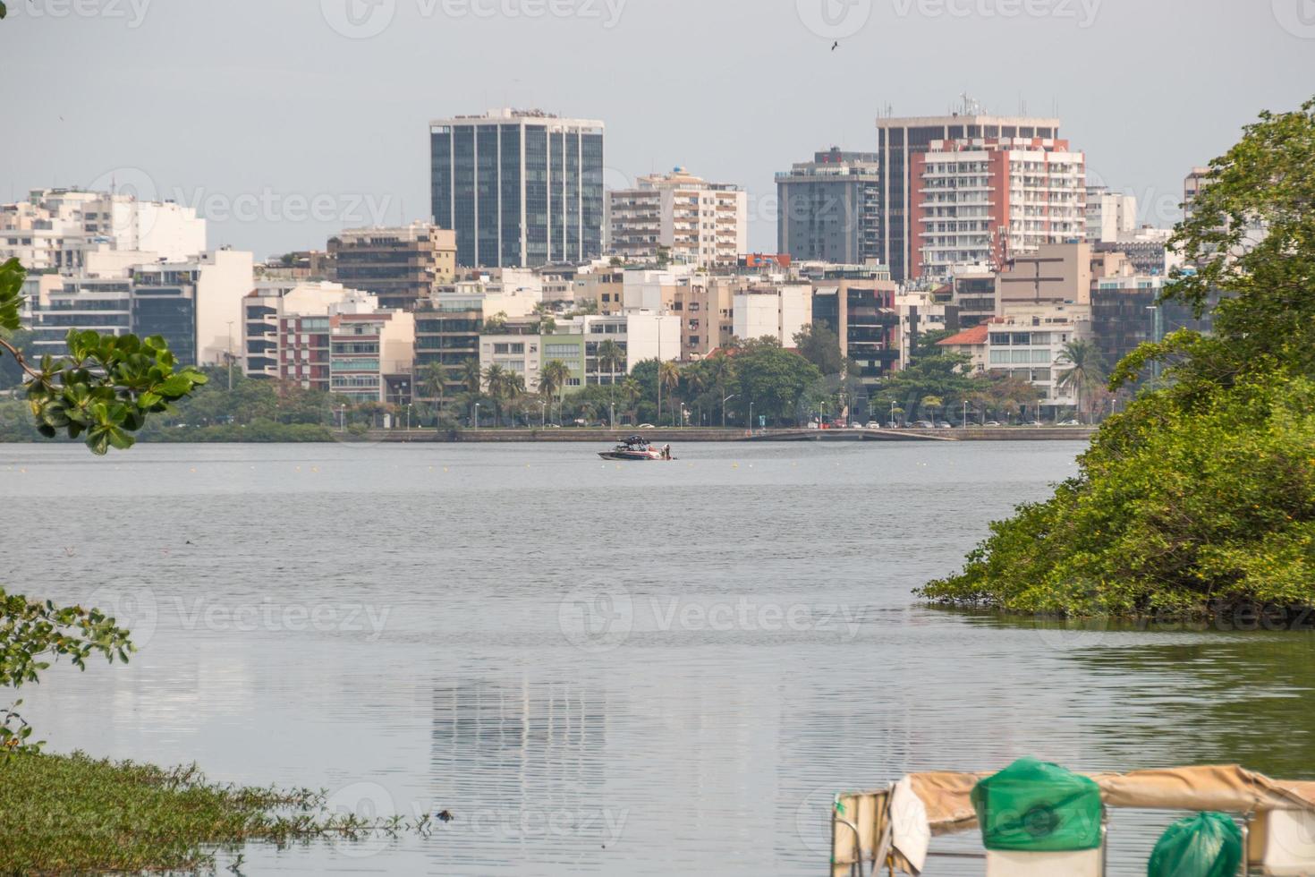 vista della laguna di rodrigo de freitas a rio de janeiro, brasile foto
