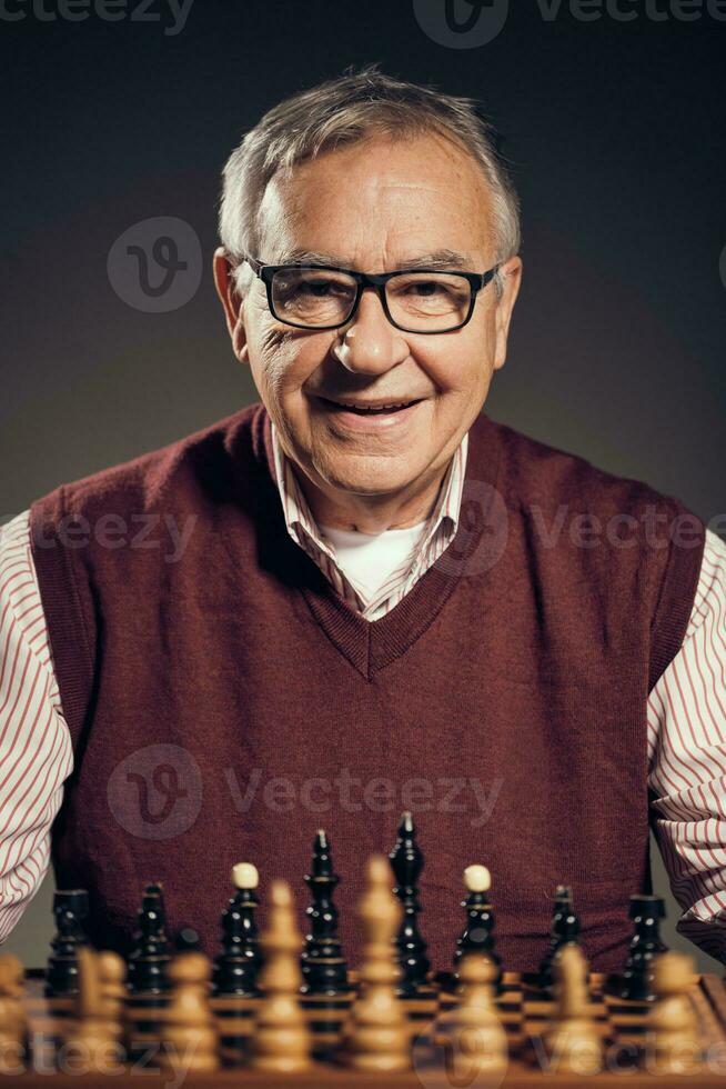 un' anziano uomo giocando scacchi foto