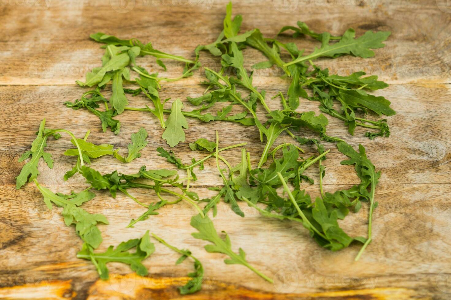 rucola erba preparato su di legno tavola foto