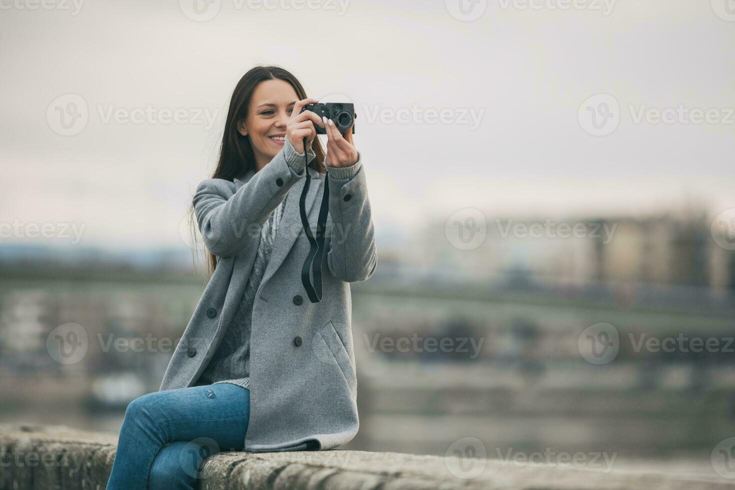 un' donna la spesa tempo fuori, nel il città foto