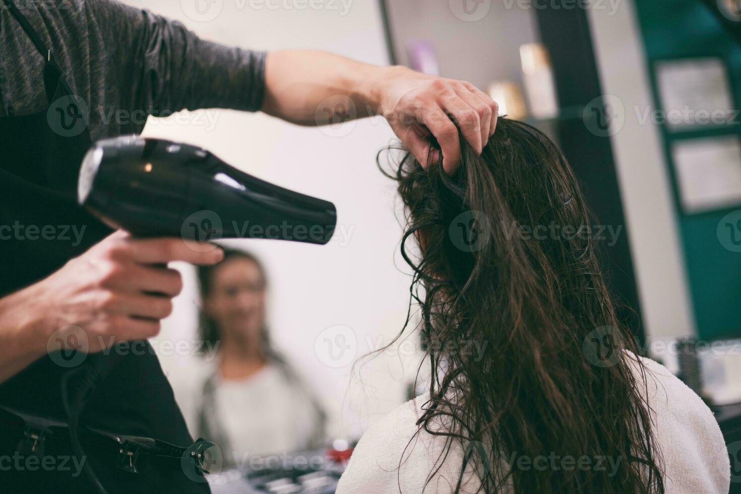 un' donna a un' capelli salone foto