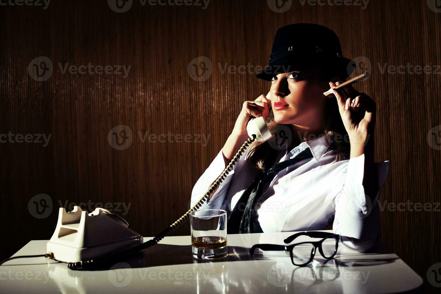un' donna parlando a il Telefono foto