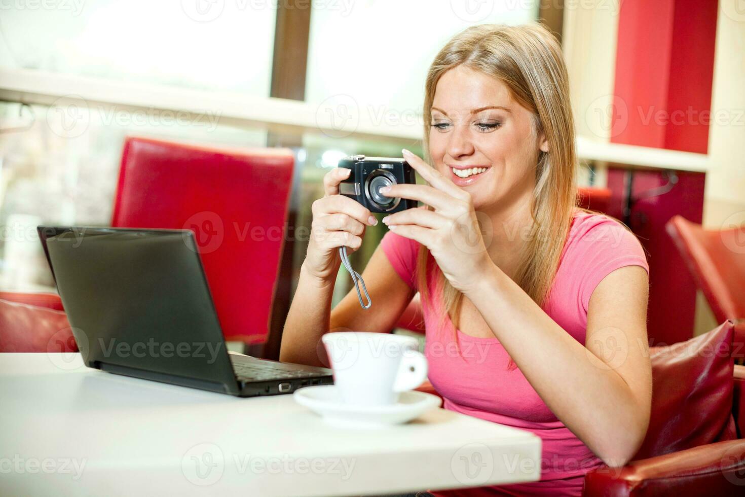 un' donna nel un' bar foto