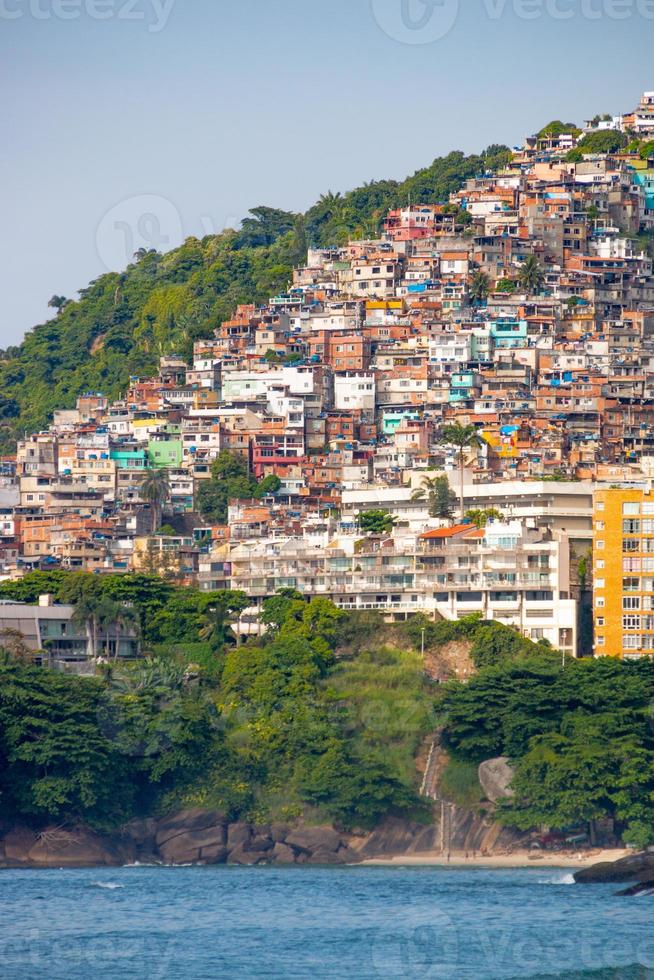 Vidigal hill come si vede dalla spiaggia di leblon a rio de janeiro, brasile foto