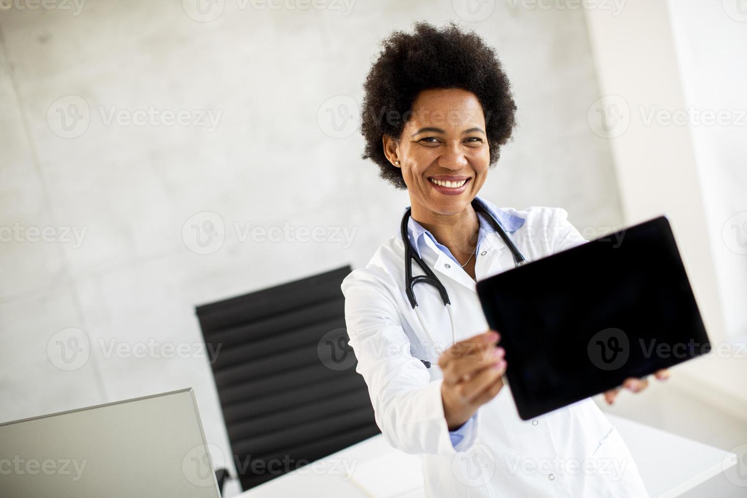 medico che tiene un modello di tablet foto