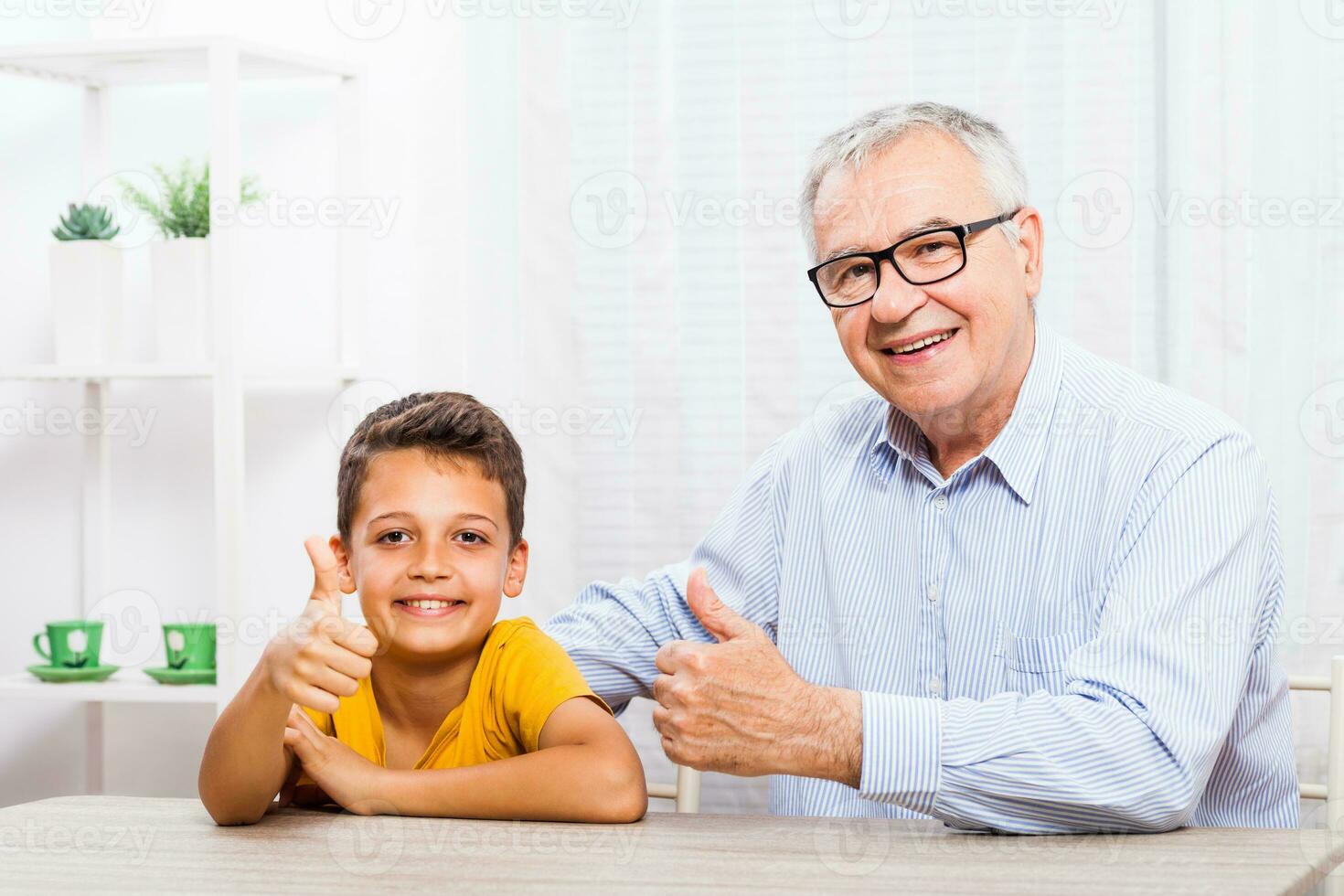 un' nonno la spesa tempo con il suo nipote foto