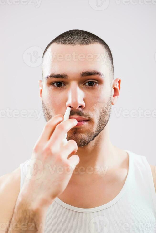 un' uomo chi prende cura di lui stesso foto