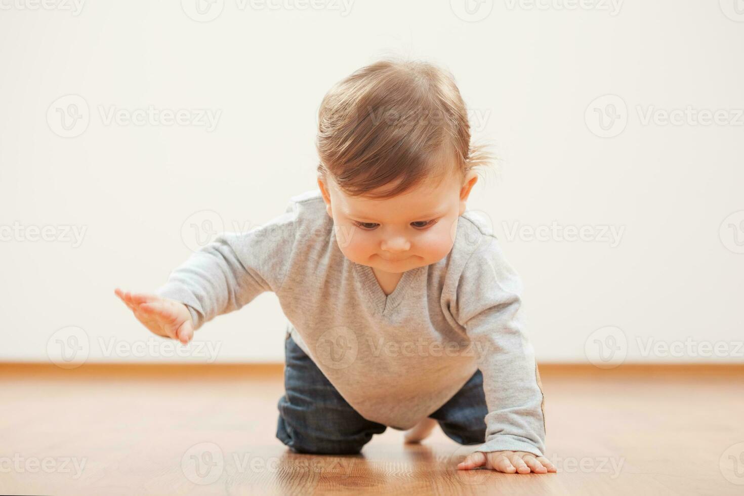 un' piccolo bambino su il pavimento foto