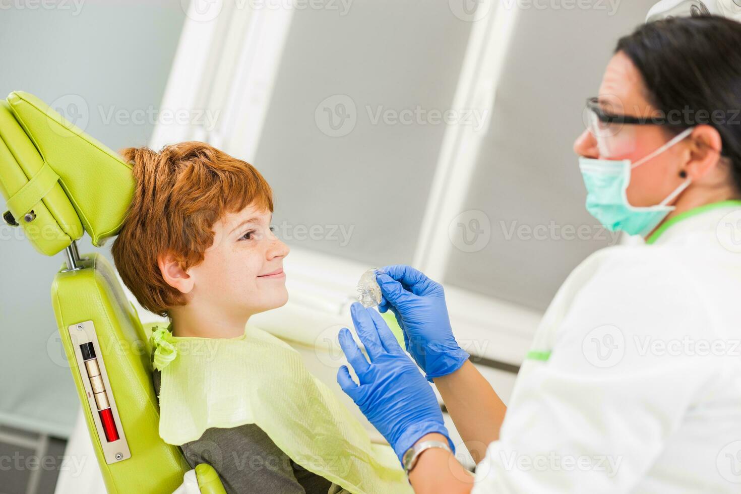 un' bambino a il dentista foto