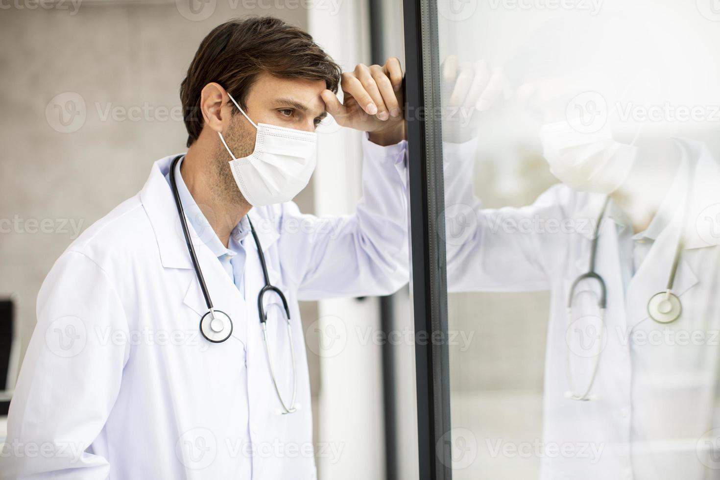 ha sottolineato il medico che indossa una maschera foto