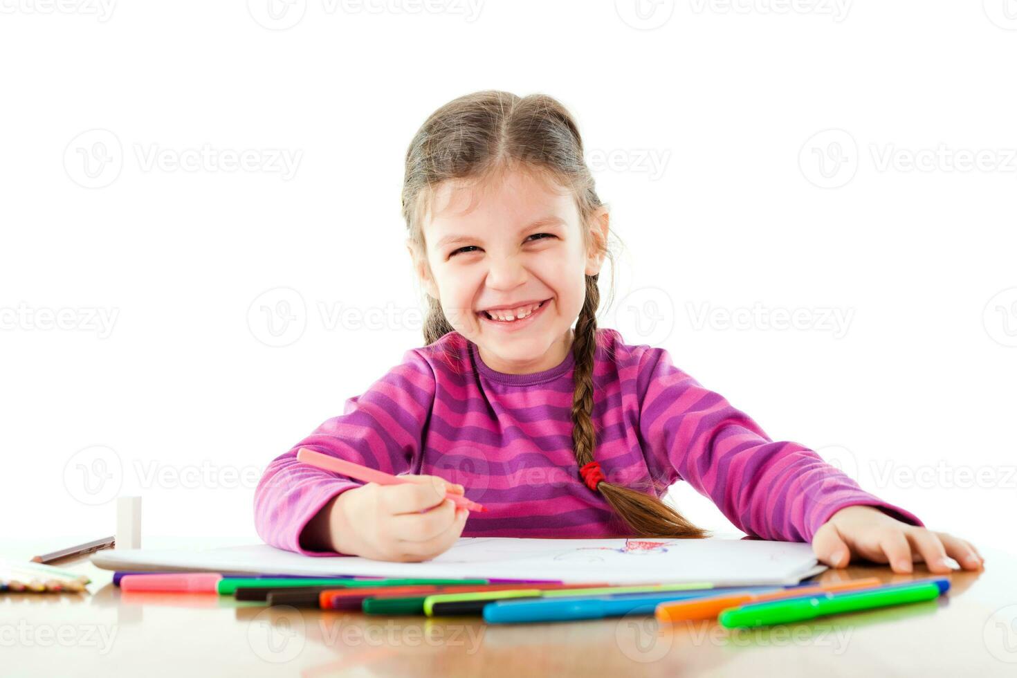 una bambina che disegna foto