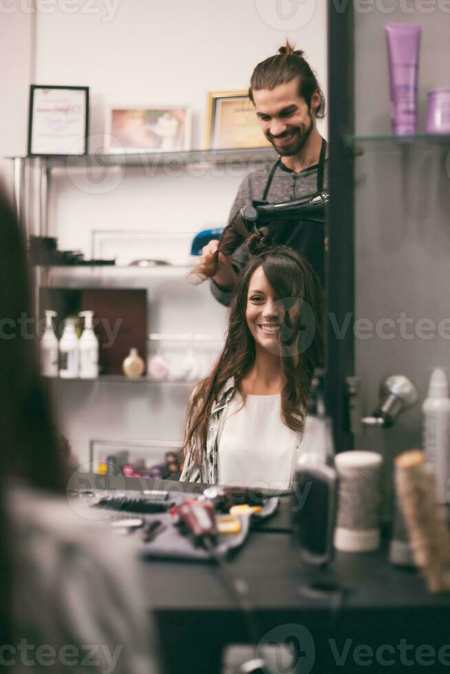 un' donna a un' capelli salone foto