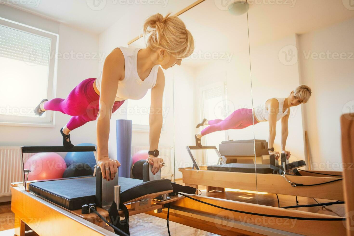 un' donna fare pilates in casa foto