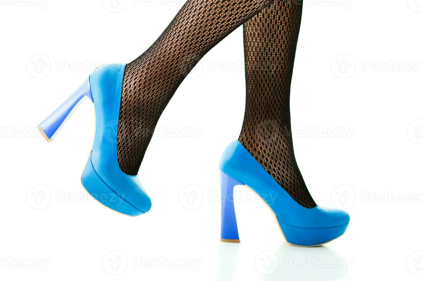 un' donna con blu scarpe foto