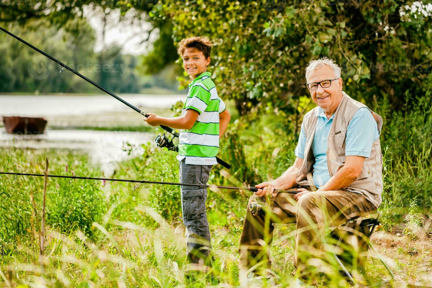 un' nonno e il suo nipote pesca foto