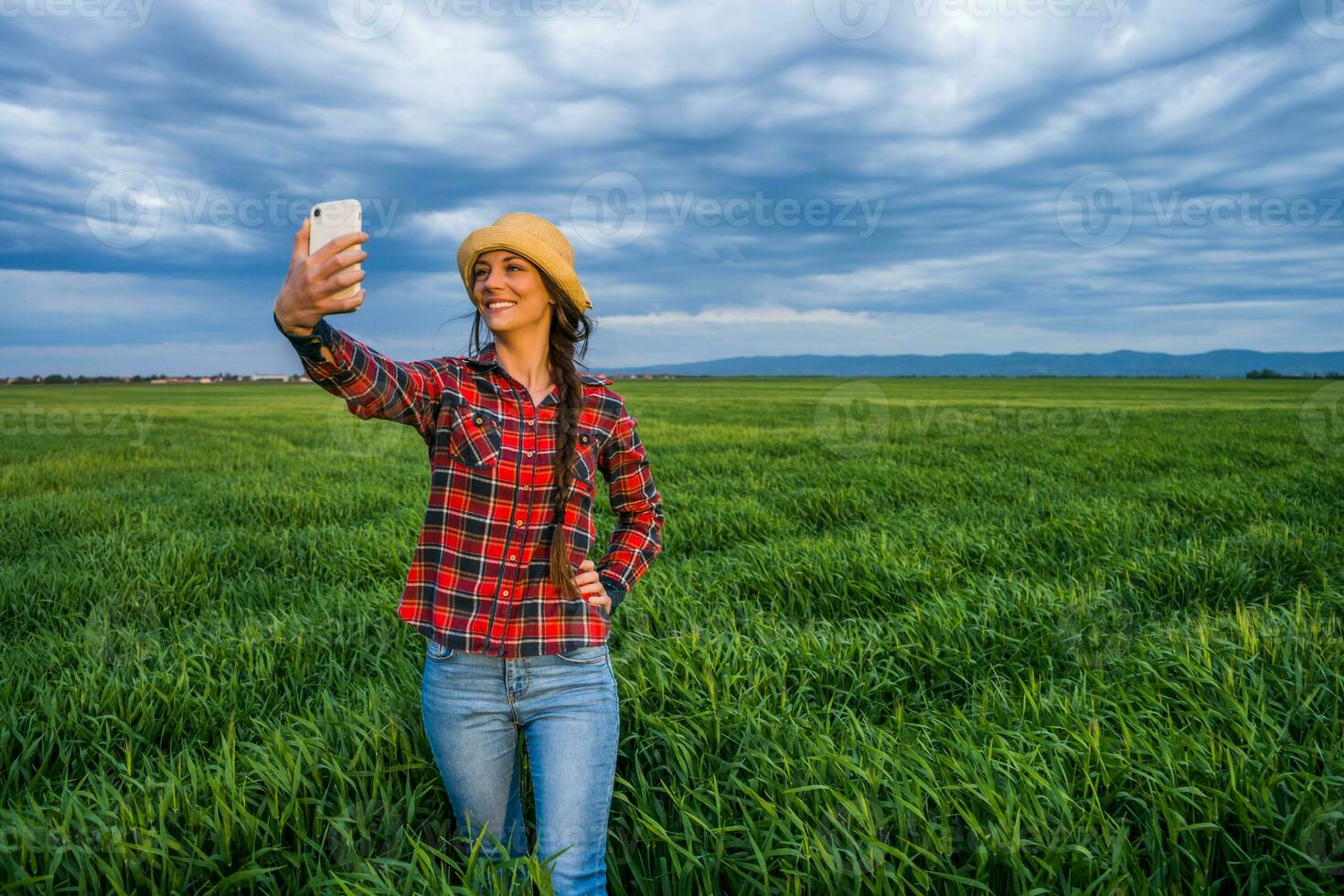 un' contadino in piedi nel un' orzo campo foto