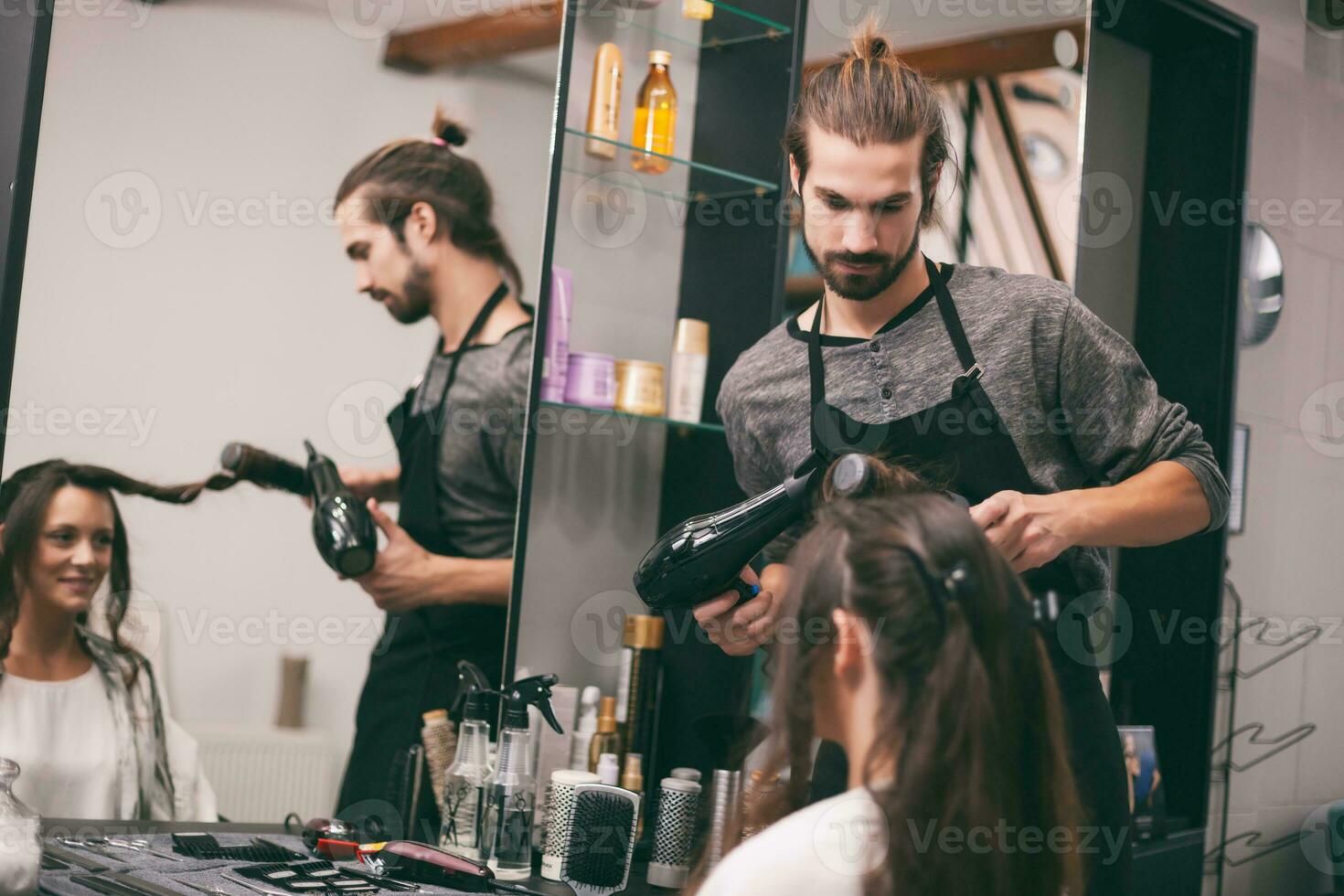 un' donna a un' capelli salone foto