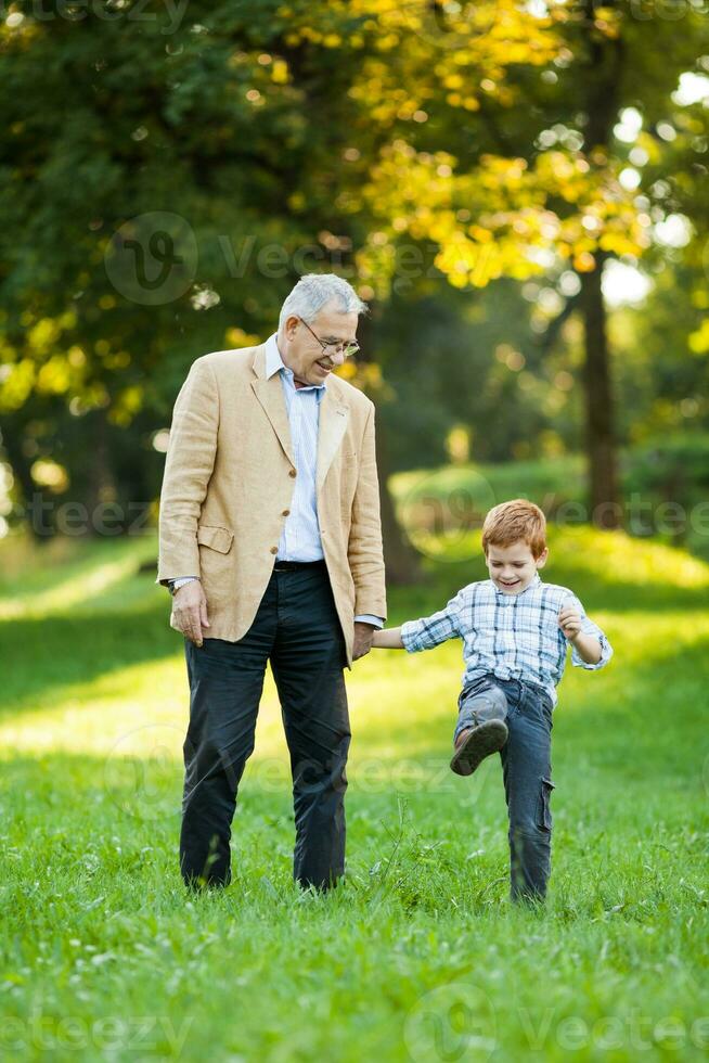 un' nonno e il suo nipote la spesa tempo insieme all'aperto foto