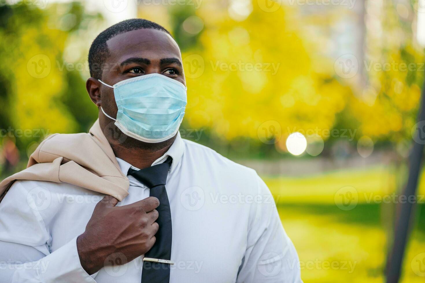 afro attività commerciale uomo indossare un' maschera foto