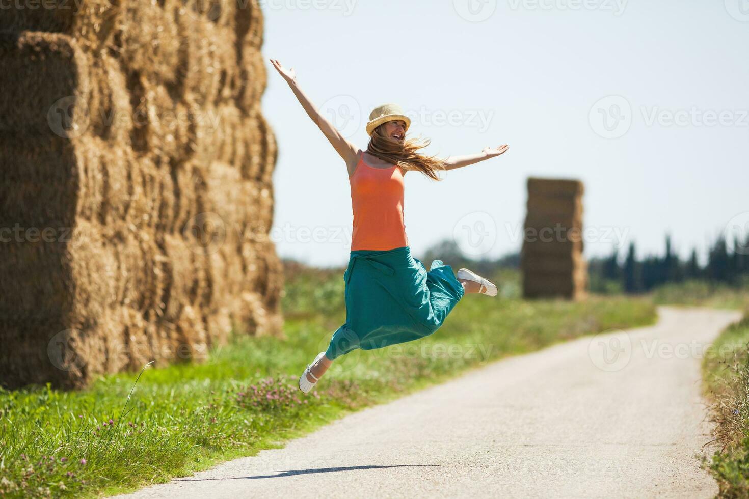 un' donna su il strada salto foto