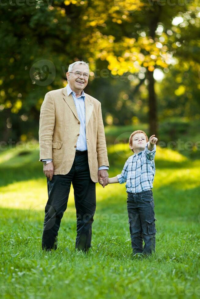 un' nonno e il suo nipote la spesa tempo insieme all'aperto foto