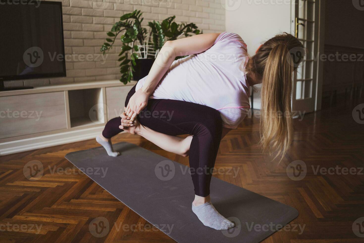 giovane donna praticante pilates e yoga esercizi a casa foto