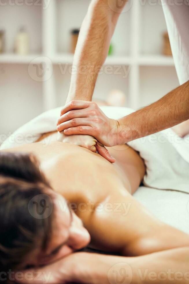 un' uomo ottenere un' massaggio foto