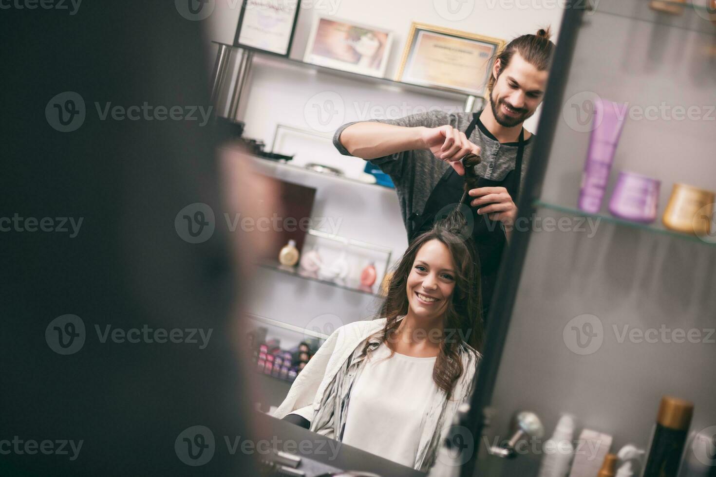 un' donna a un' capelli salone foto