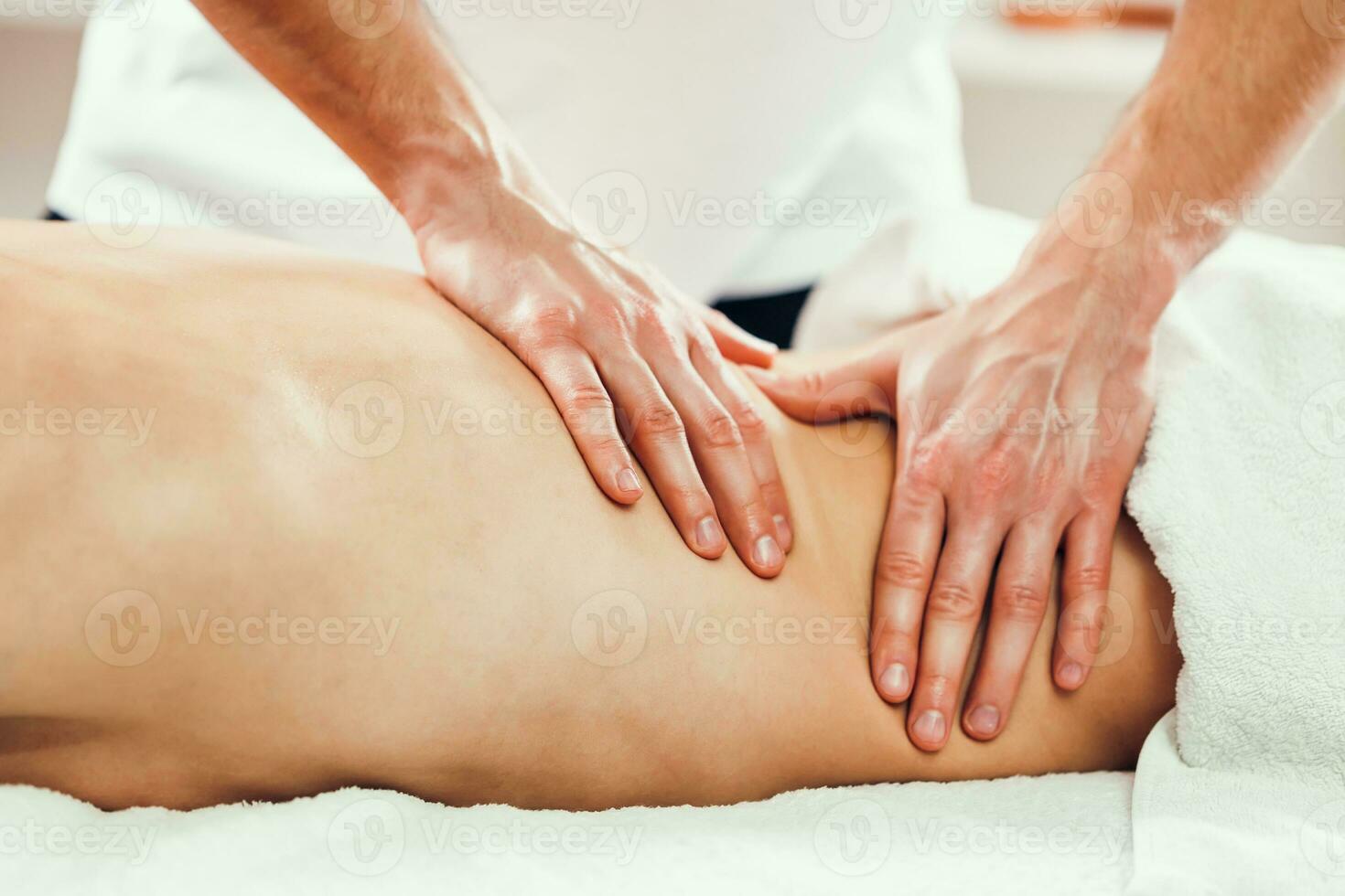 un' uomo ottenere un' massaggio foto
