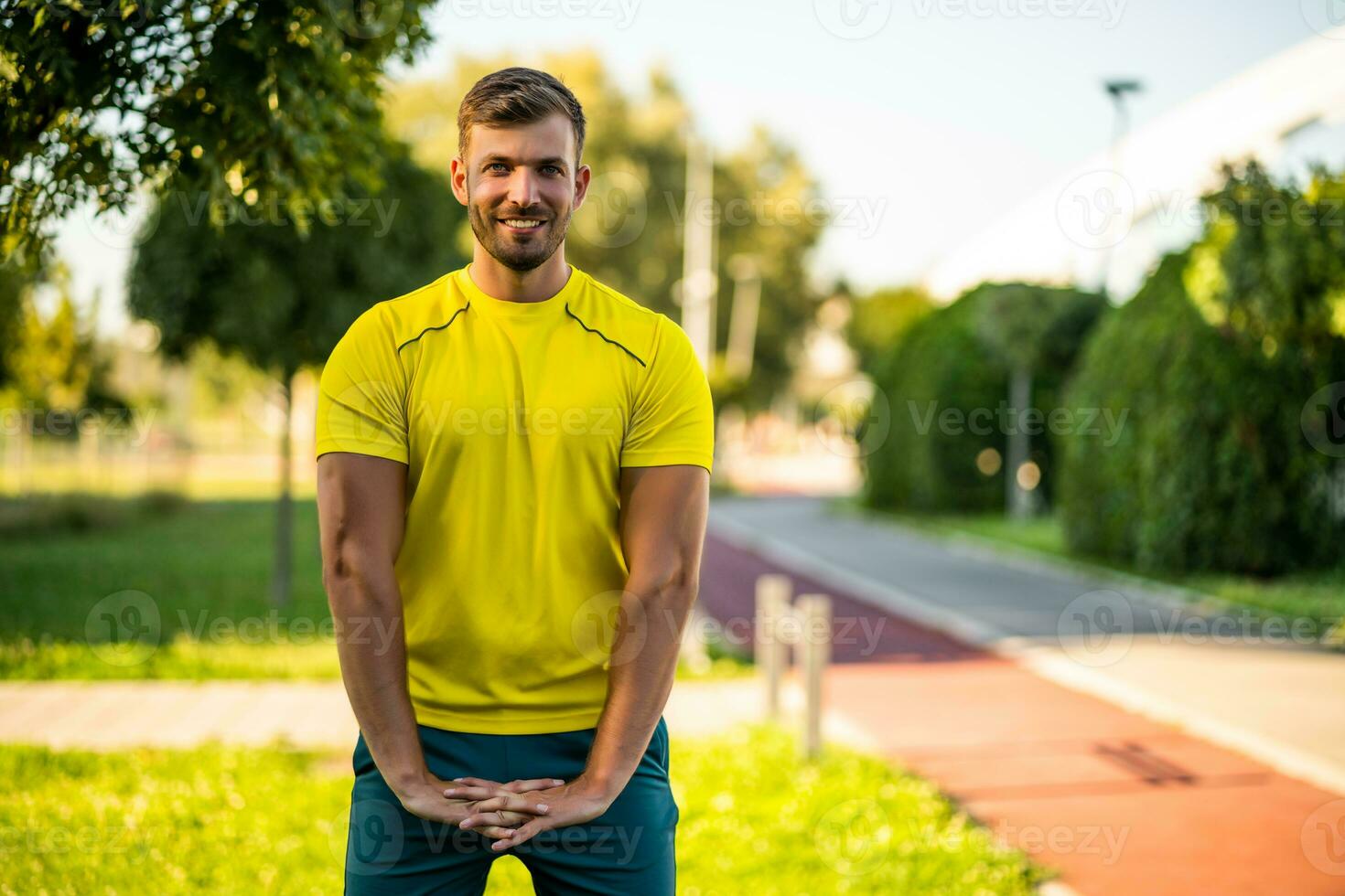 un' uomo nel un' giallo maglietta fare fisico esercizi foto