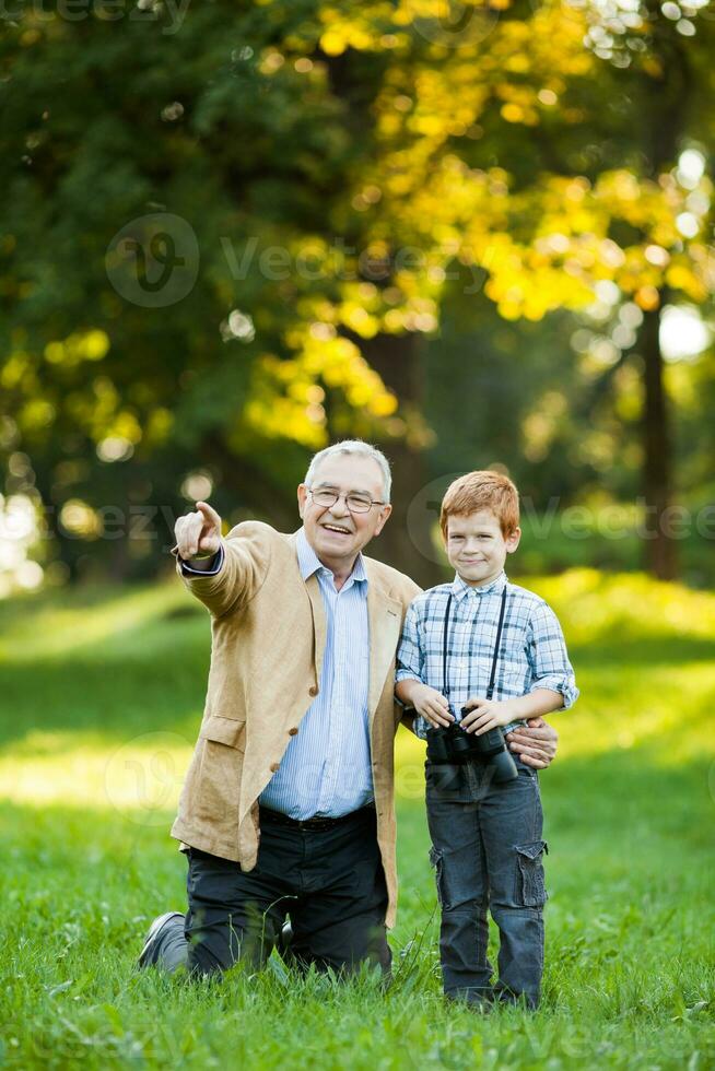 un' nonno e il suo nipote la spesa tempo insieme all'aperto foto