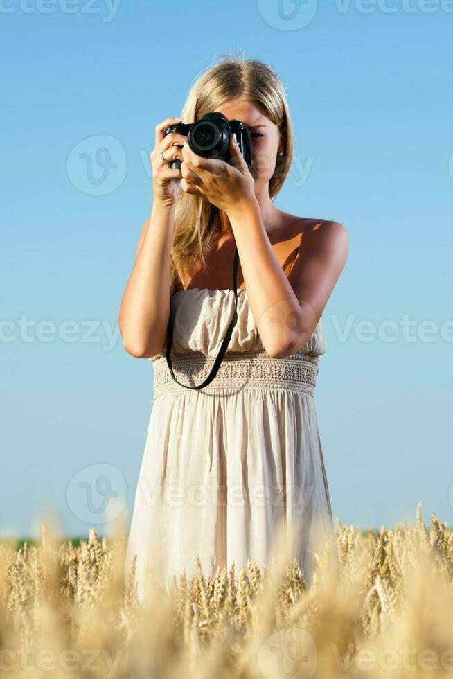 un' donna nel un' Grano campo foto