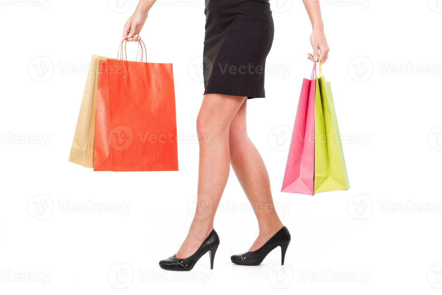 un' donna con shopping borse foto