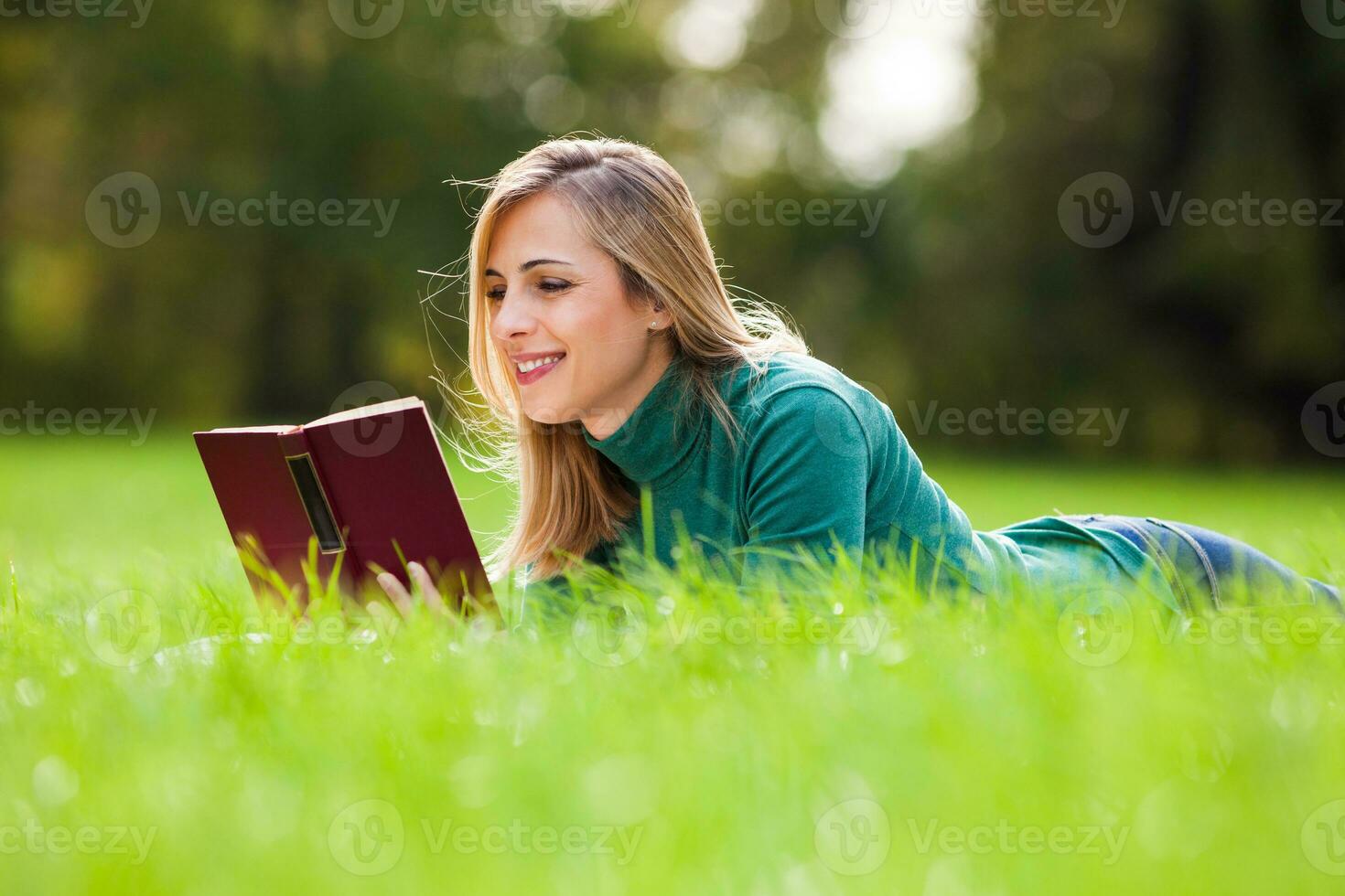 un' donna la spesa tempo all'aperto e lettura un' libro foto