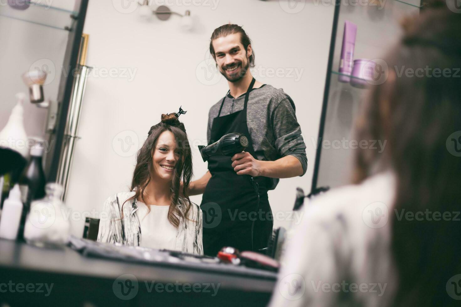 un' donna a un' capelli salone foto